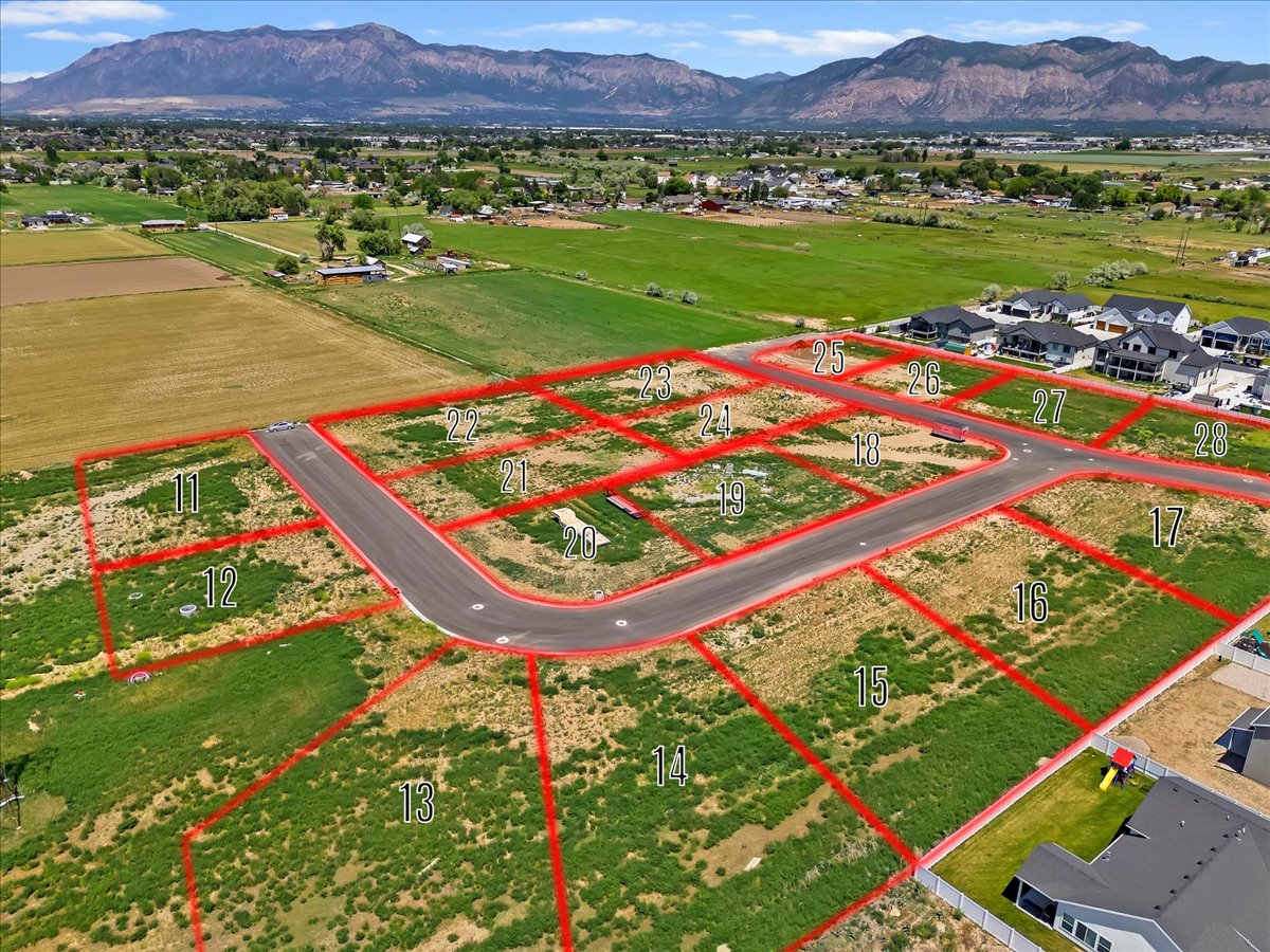 View of property location featuring property boundaries highlighted and a mountainous background