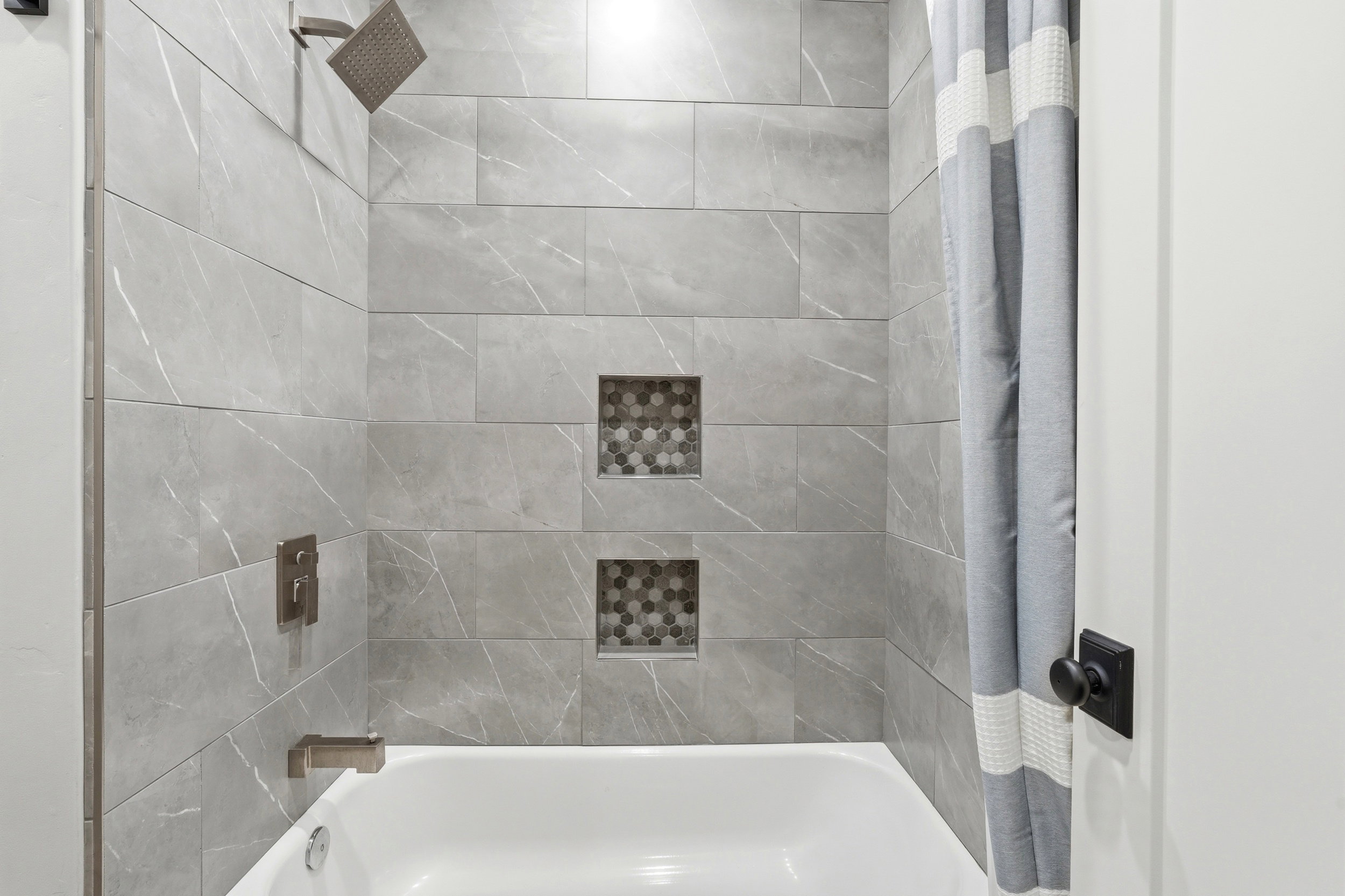 Full bath with shower / tub combo