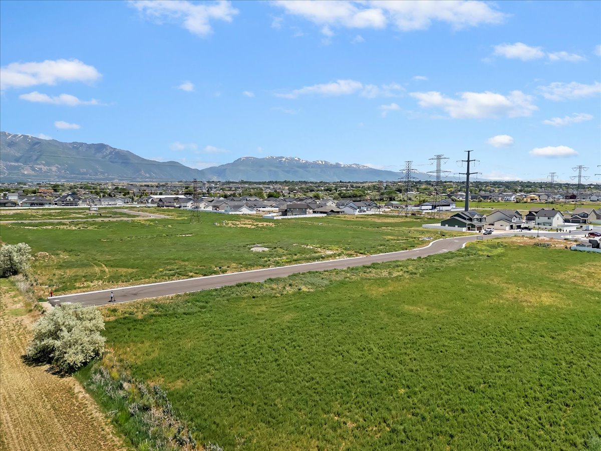 View of property's community with a residential view and a mountain view