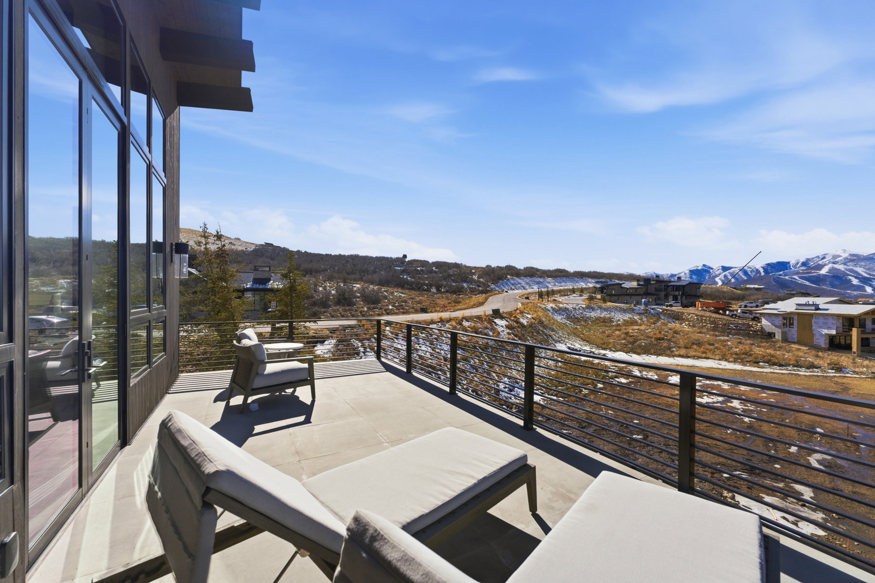 Balcony featuring a mountain view and an outdoor hangout area