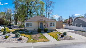 Bungalow-style house with driveway