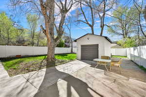 Detached 1-car garage with automatic door and driveway/patio space