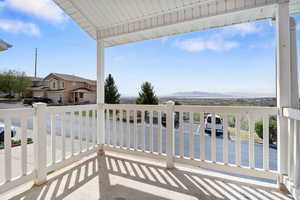 Balcony featuring a mountain view