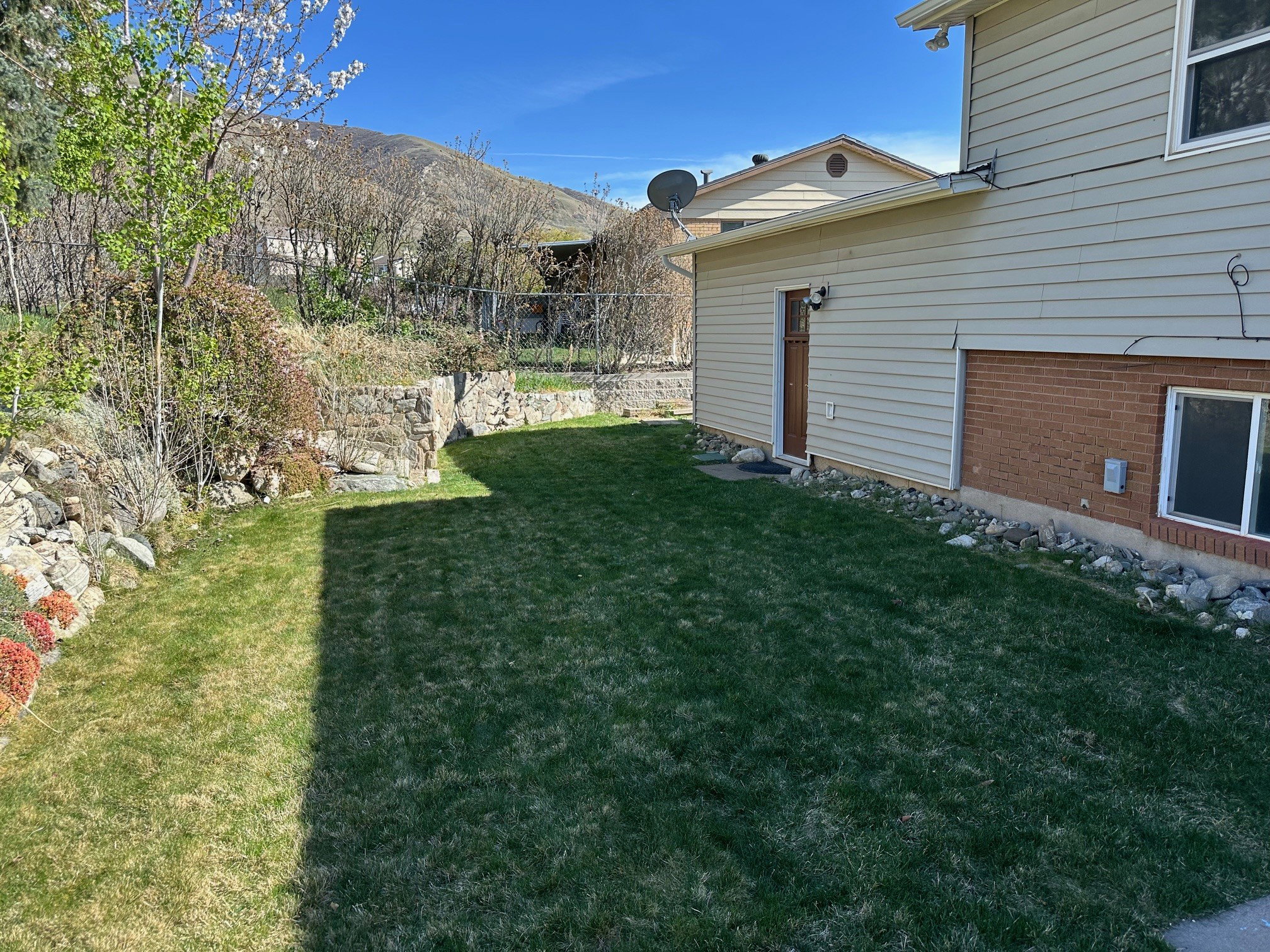 View of yard with a mountain view