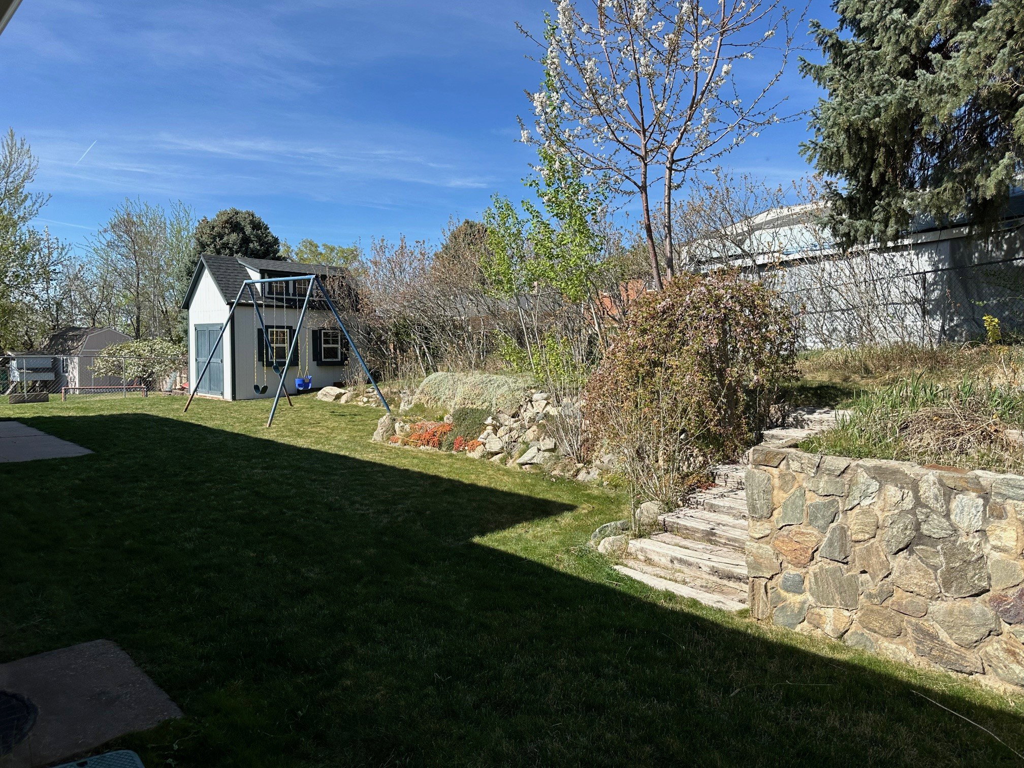 View of yard featuring an outdoor structure