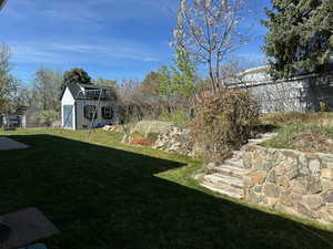 View of yard featuring an outdoor structure