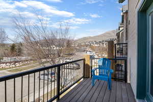 Balcony featuring a mountain view