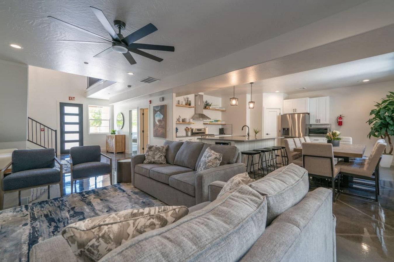 Living area with a ceiling fan, concrete flooring, and recessed lighting