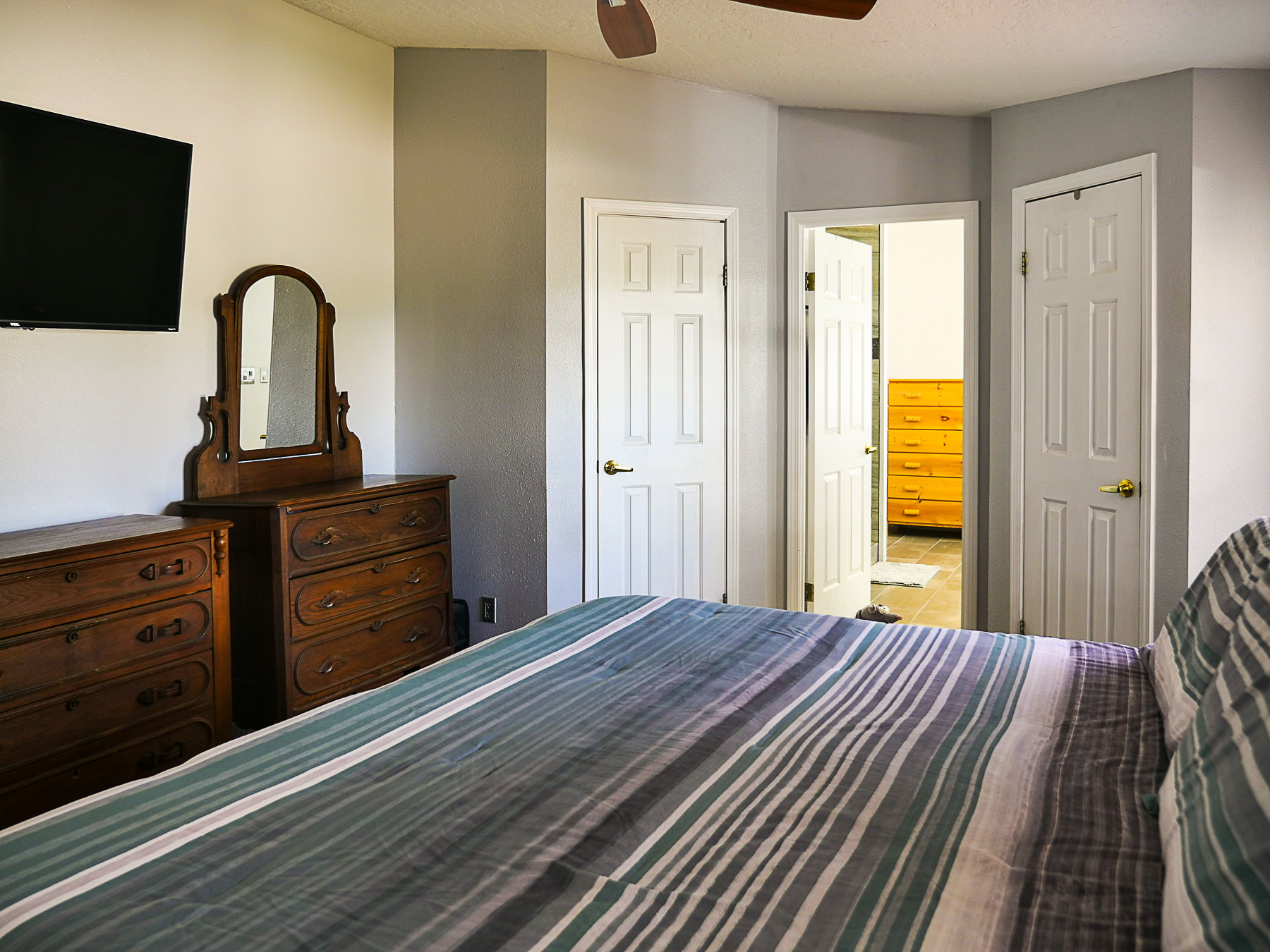 Bedroom with a ceiling fan and a textured ceiling