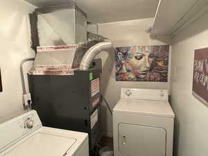 Laundry area with washer / clothes dryer and heating unit