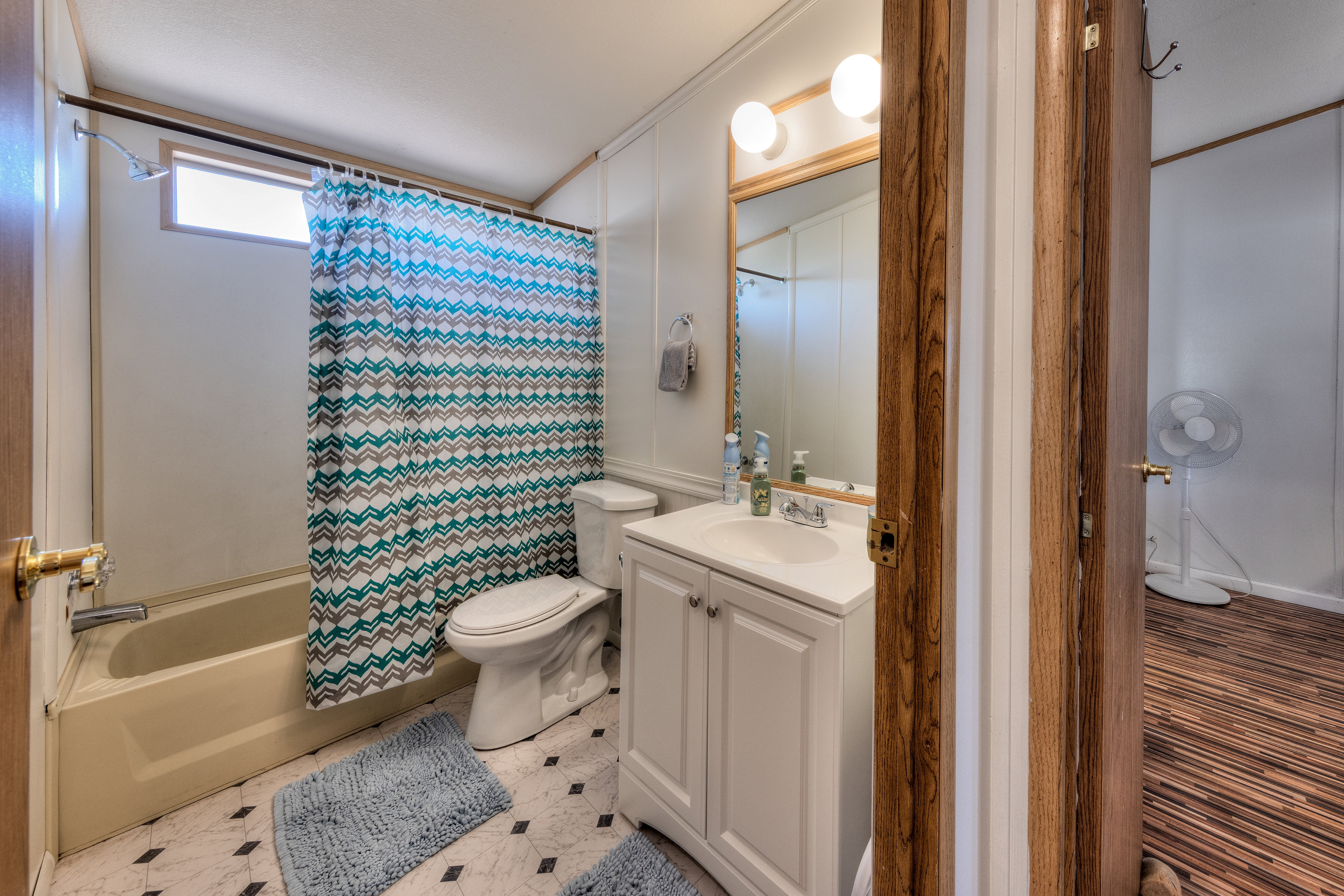 Second bathroom with tub/shower.