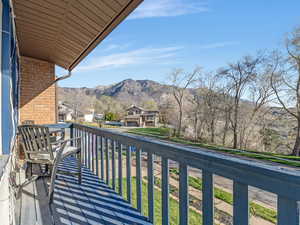 Balcony featuring a mountain view