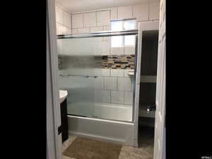 Full bath with bath / shower combo with glass door and vanity