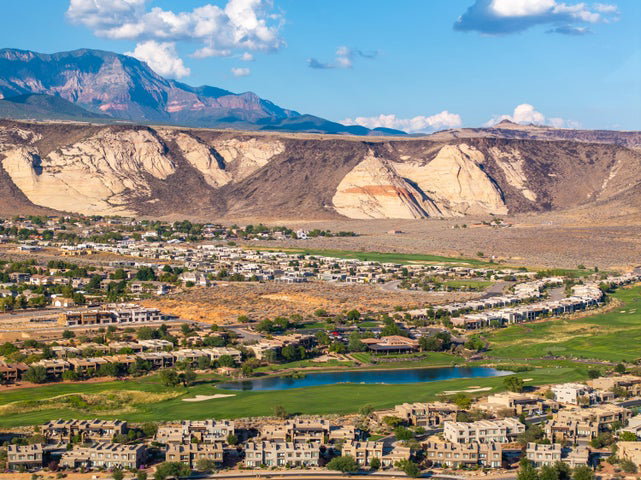 Mountain view with a golf club, a nearby body of water, and nearby suburban area
