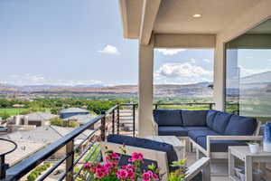 Balcony with a mountain view and an outdoor hangout area