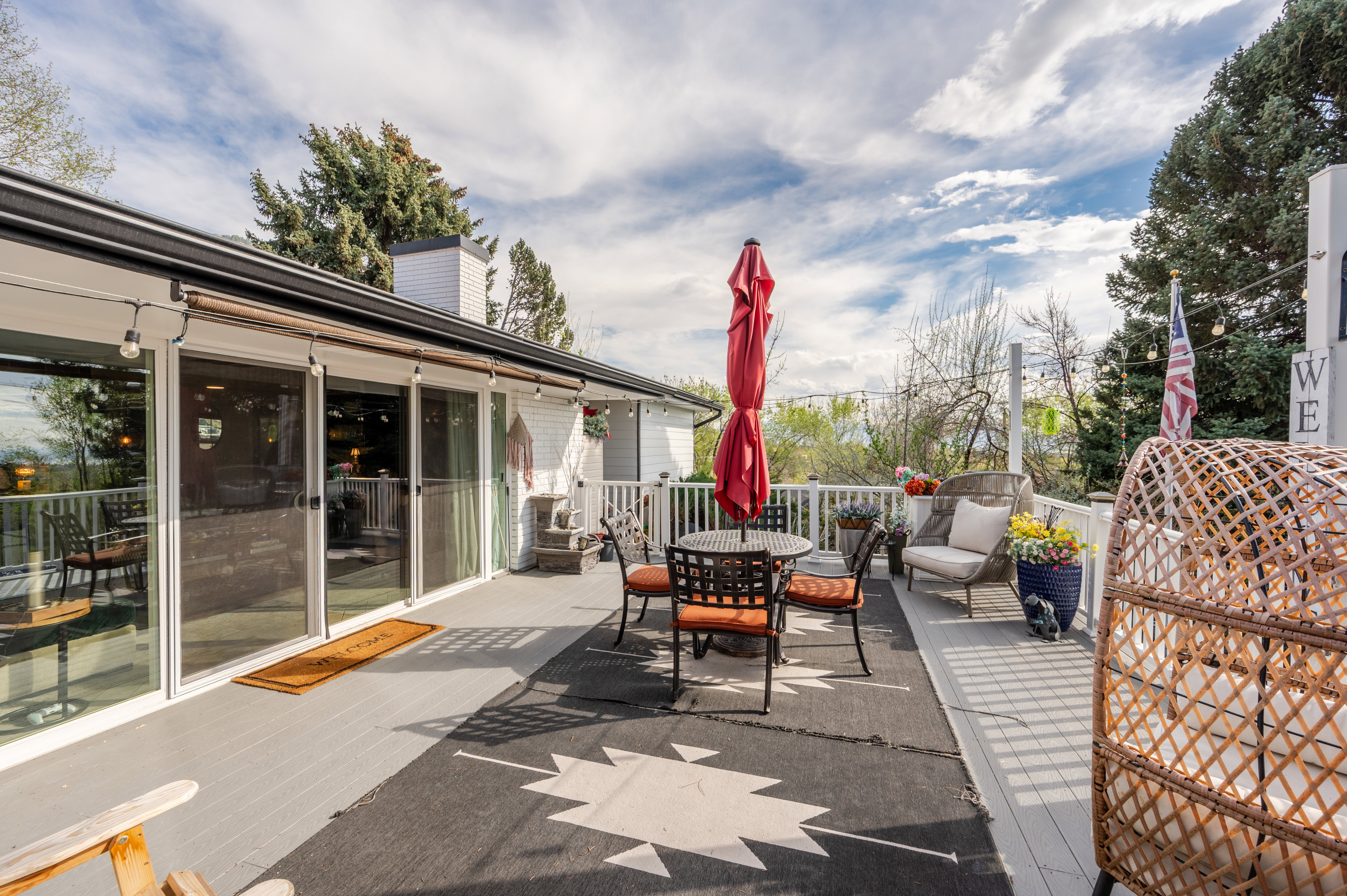 Deck with outdoor dining area
