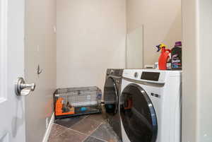 Laundry area featuring baseboards and independent washer and dryer