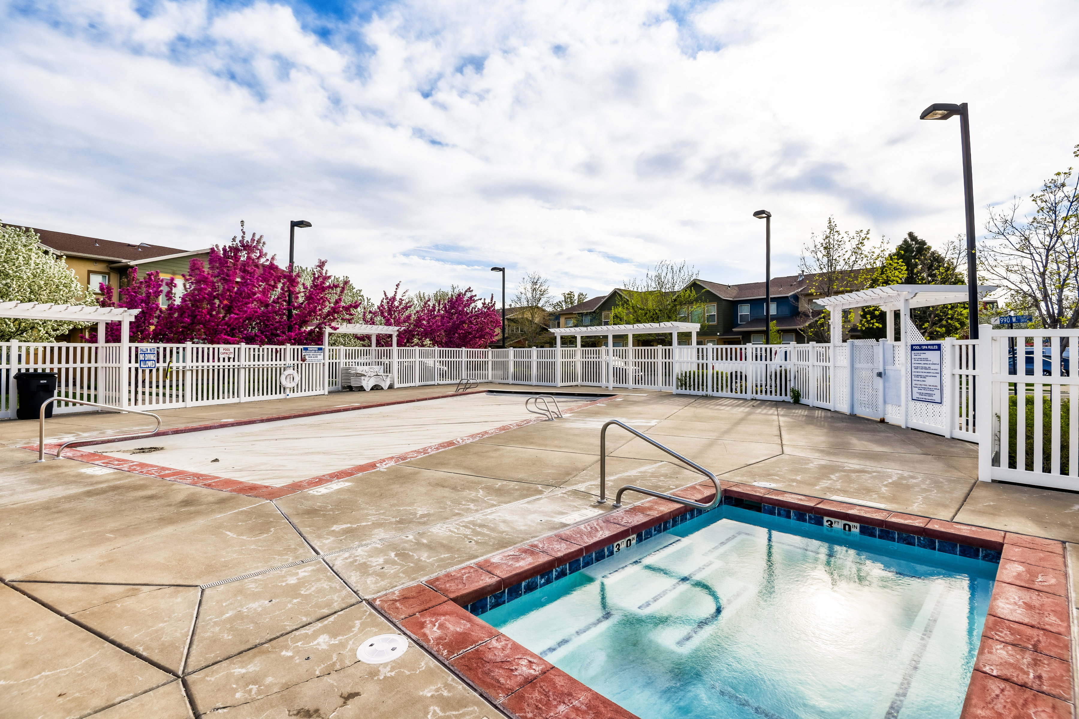 View of hot tub and pool