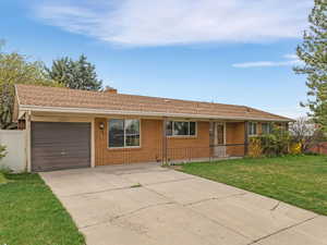 1204 E Iris Ln
