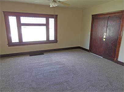 Entrance foyer with carpet flooring and ceiling fan