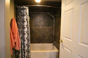 Full bath with shower / bath combo with shower curtain