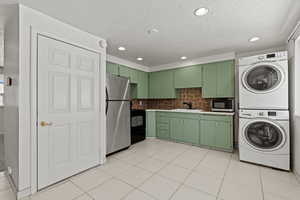 #813 Kitchen and stable washer/dryer