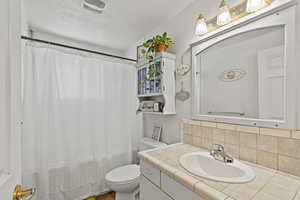 #815: Full bathrooms with Jetted tub/Shower combination. Tile floor, counter and backsplash.