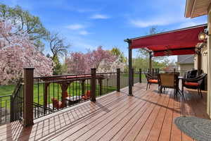 Deck with outdoor dining area