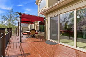 Deck with outdoor dining area