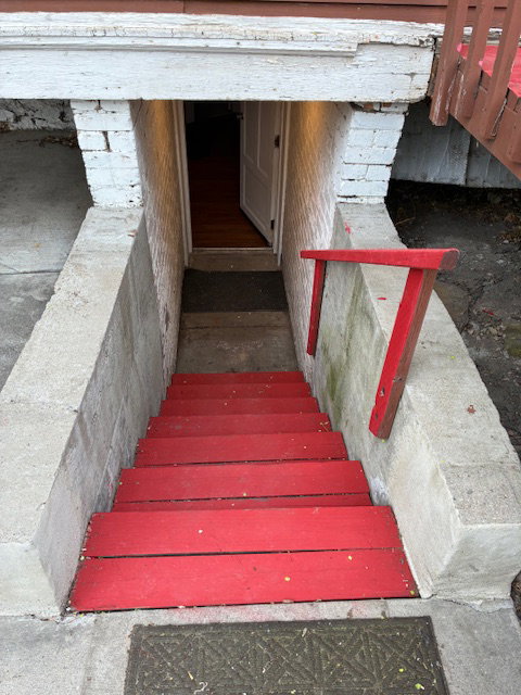 Individual entrance to basement apartment