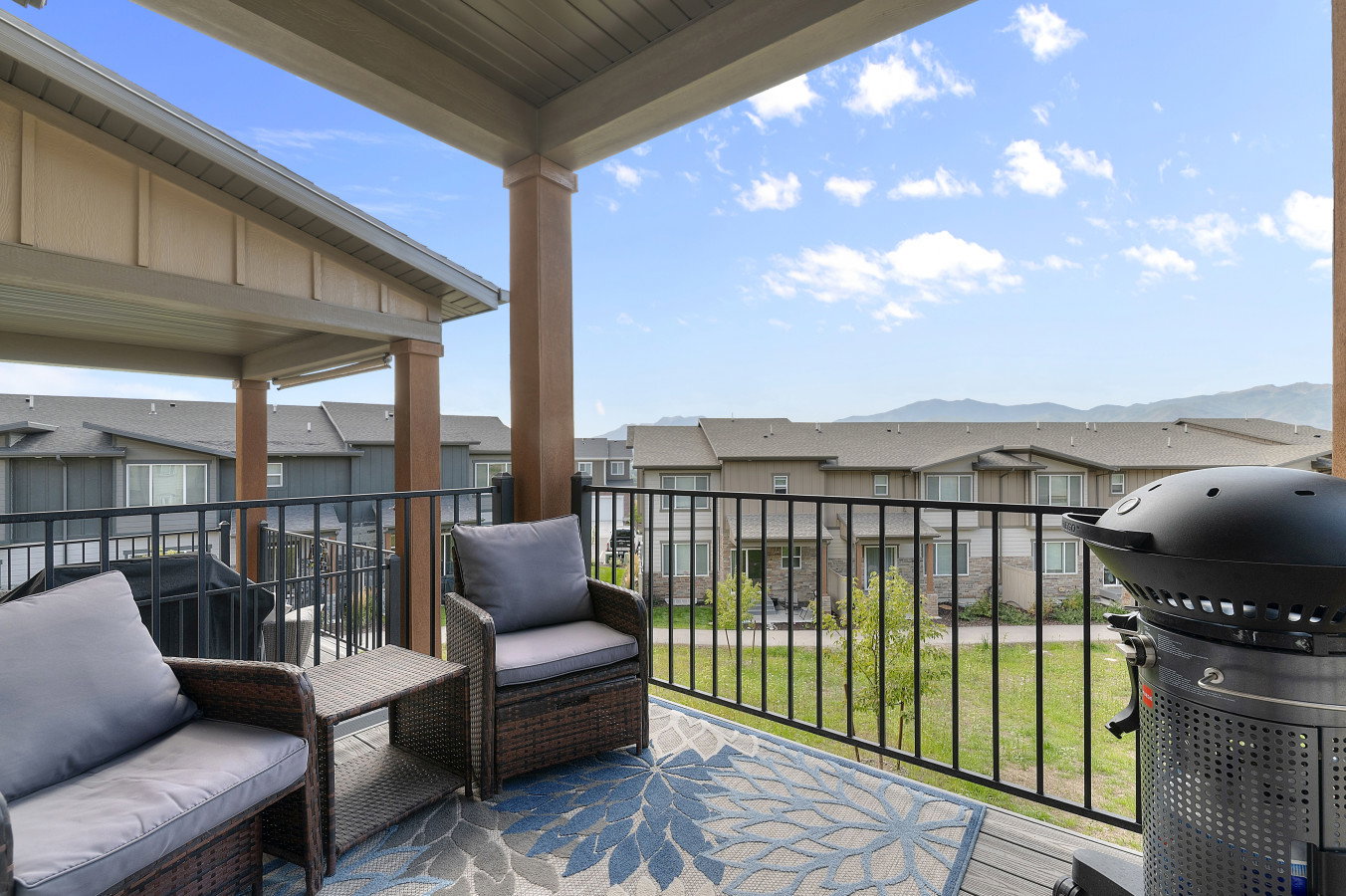 Balcony with room to breathe and beautiful mountain views!