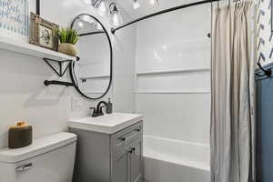 Full bath with vanity and shower / tub combo with curtain
