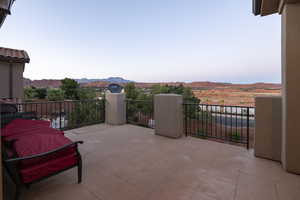 Balcony featuring a mountain view