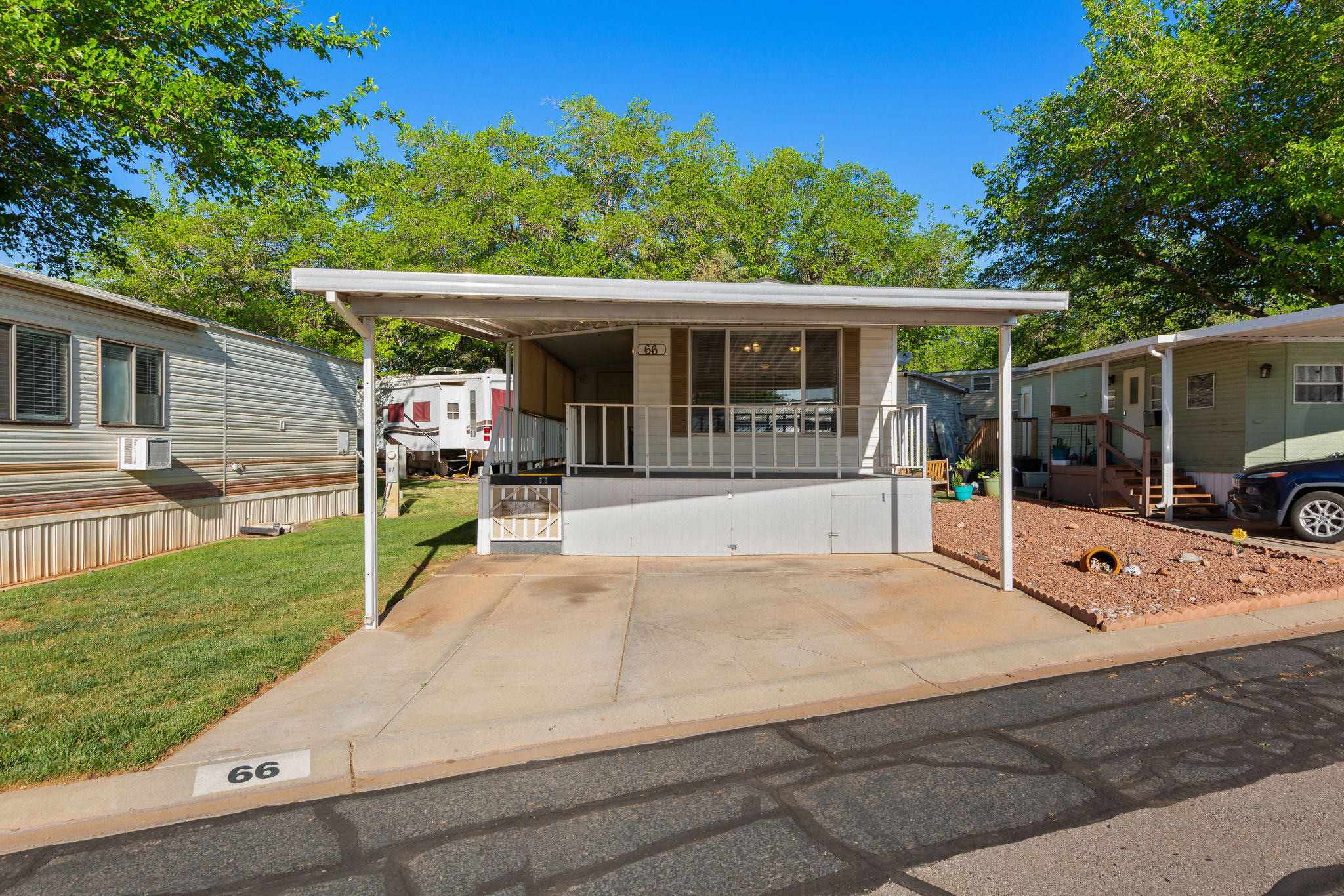 Manufactured / mobile home with a front lawn