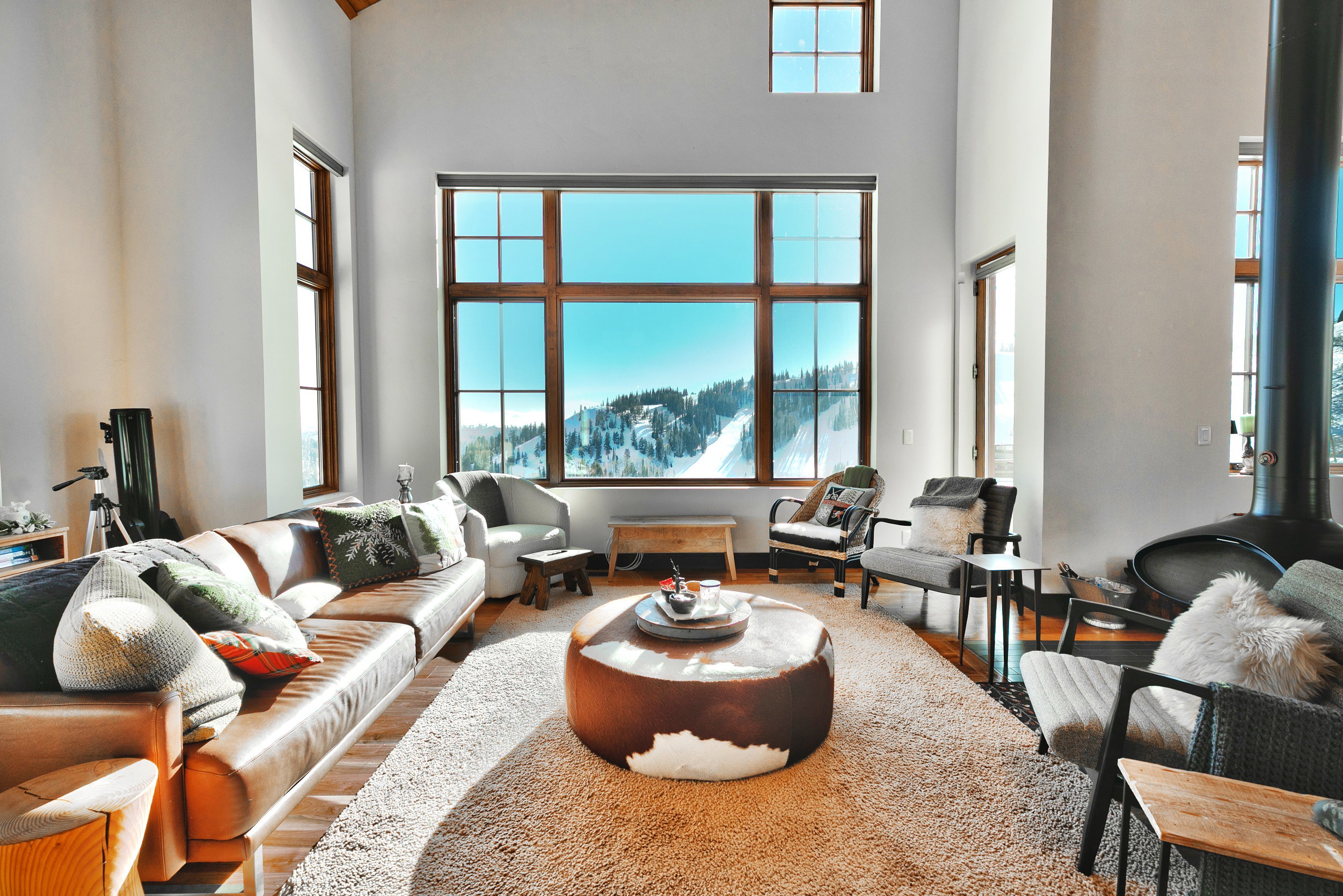 Living area with wood finished floors, a mountain view, and a high ceiling