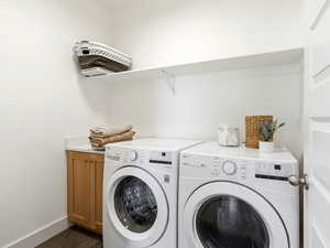 Laundry area with baseboards and washing machine and clothes dryer