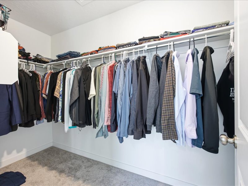 Large primary bedroom with en-suite bath and large walk-in closet