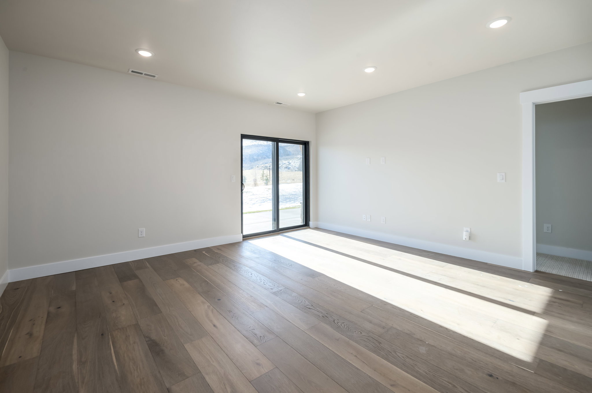 Unfurnished room with dark wood-style flooring and recessed lighting