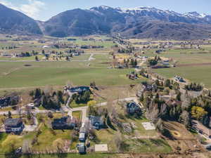 Aerial view of property's location with mountains