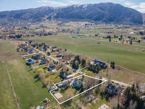 Aerial view of property's location featuring property boundaries highlighted and mountains