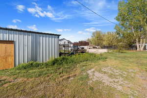 View of yard featuring an outbuilding