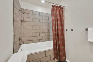 Bathroom with tiled shower / bath and recessed lighting