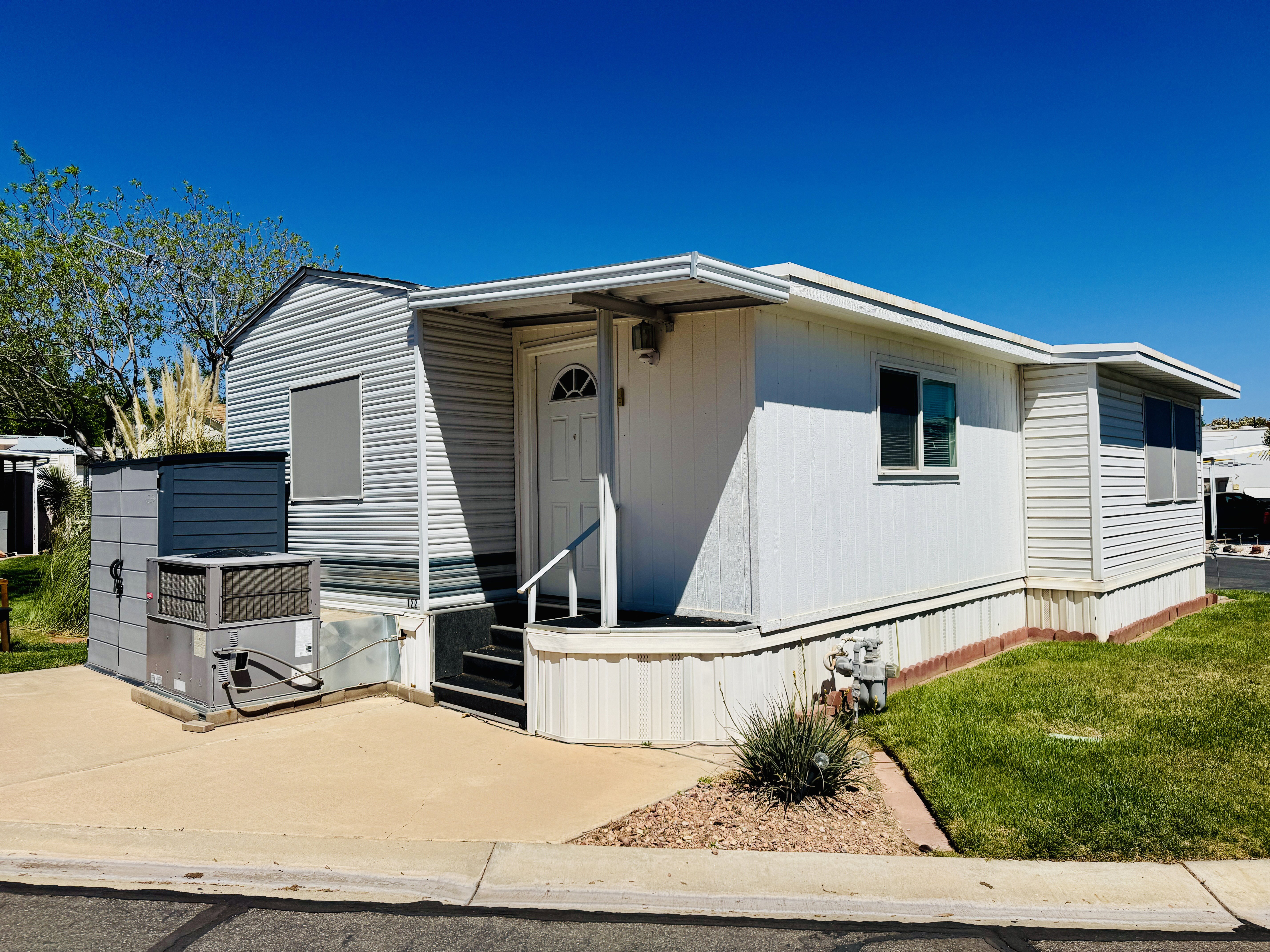 Manufactured / mobile home featuring a front lawn