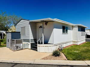 Manufactured / mobile home featuring a front lawn