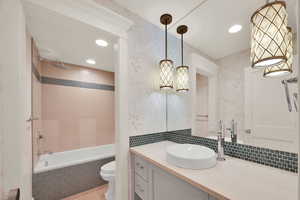 Main floor full bathroom