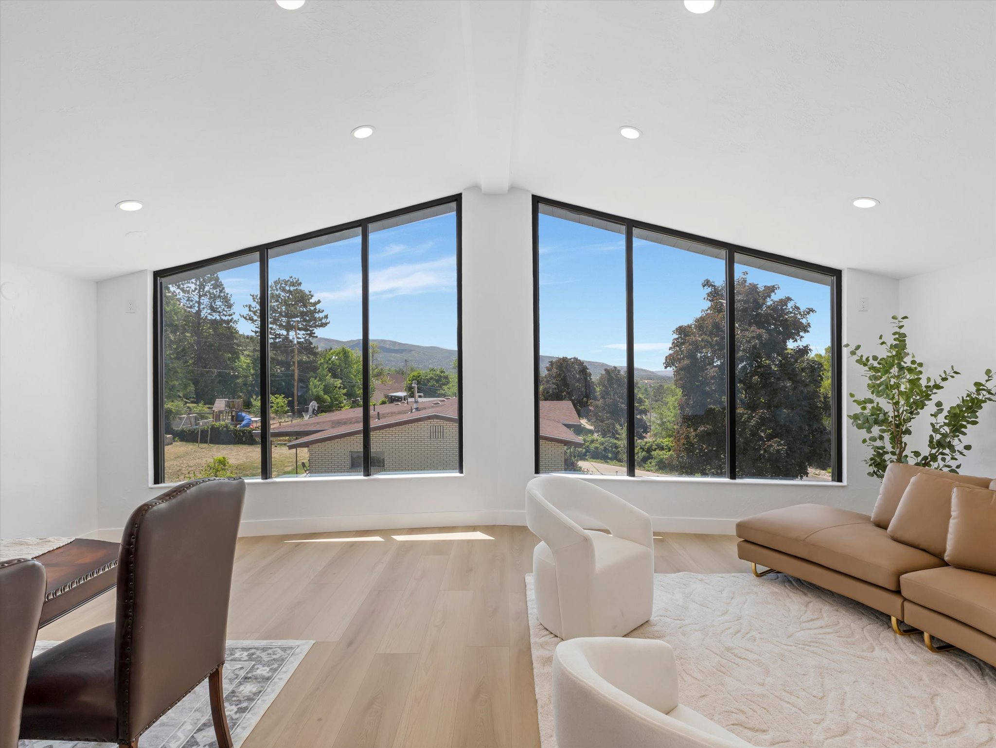 Vaulted ceiling with recessed lighting
