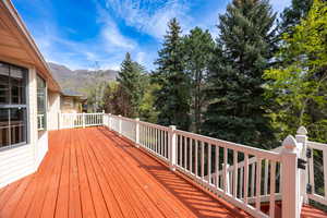 Upper deck with mountain & valley views.