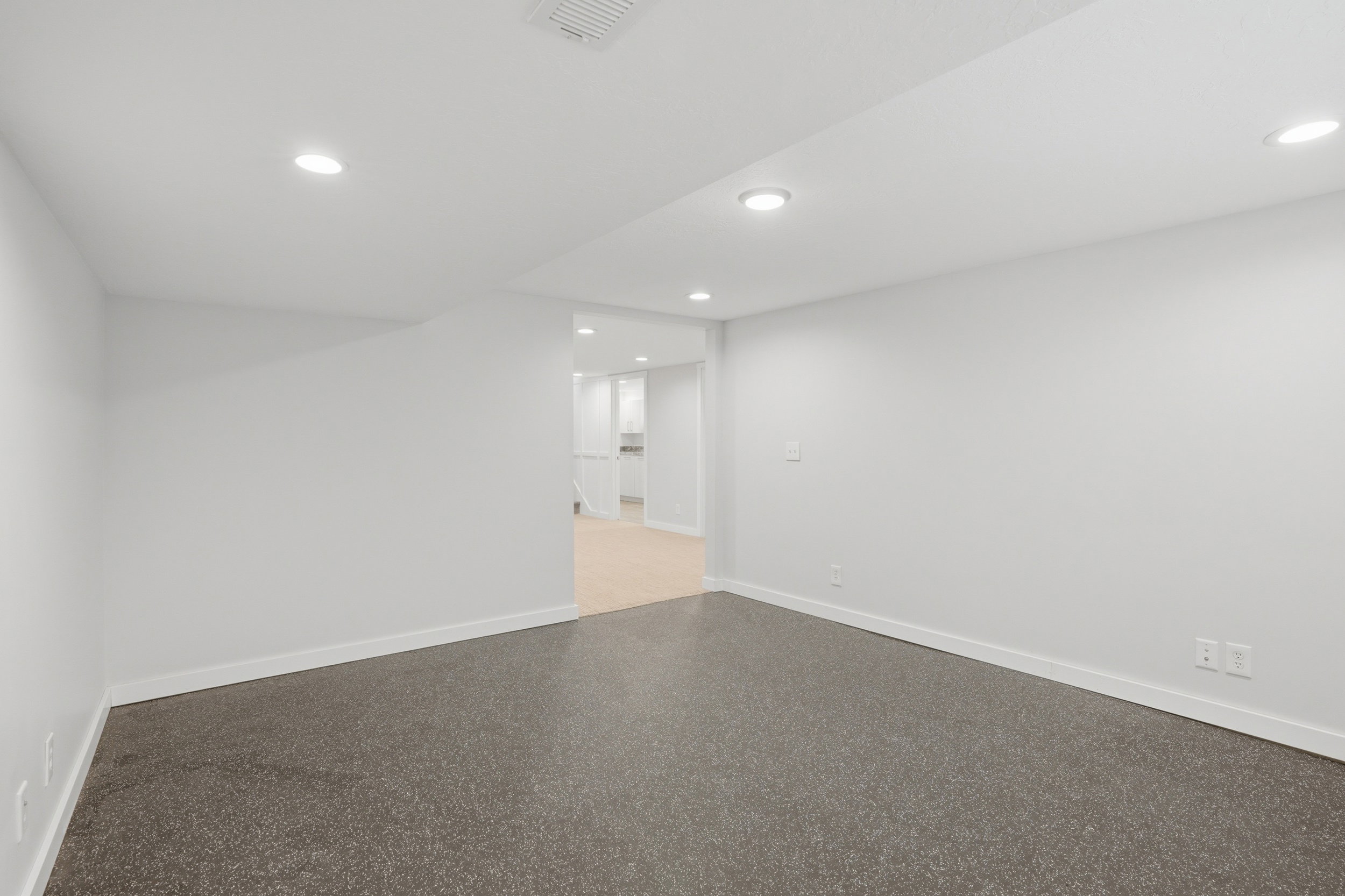 Exerecise room featuring recessed lighting and speckled floor