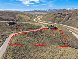 Aerial overview of property's location featuring property boundaries highlighted and a mountain backdrop
