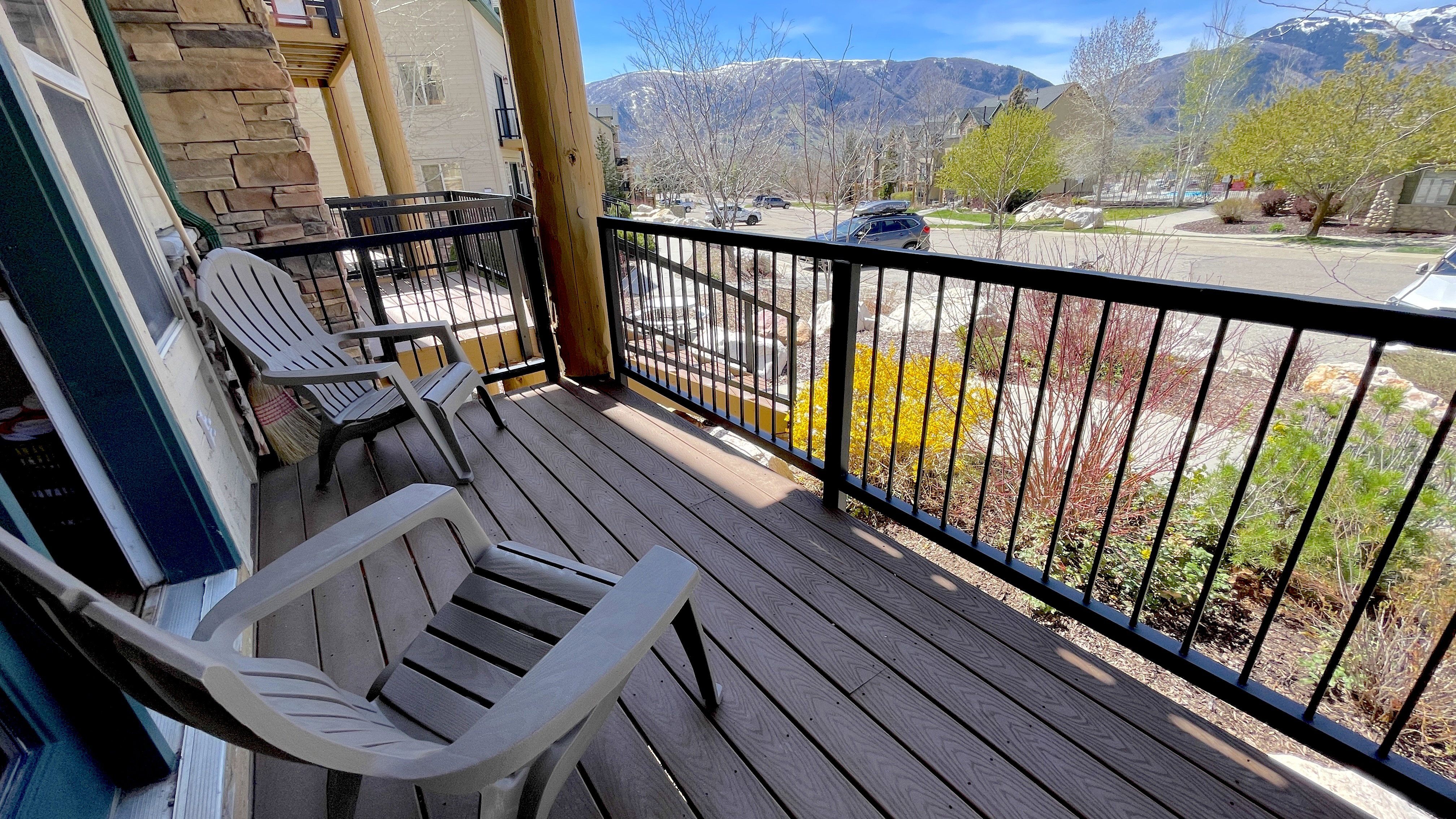 Front balcony featuring a mountain view